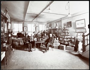 Gruppe af mænd drikker vin hos G.L. Nicholas, vin- og spiritusforhandler, 43 Beaver Street, New York, 1895 (sølvgelatineprint)